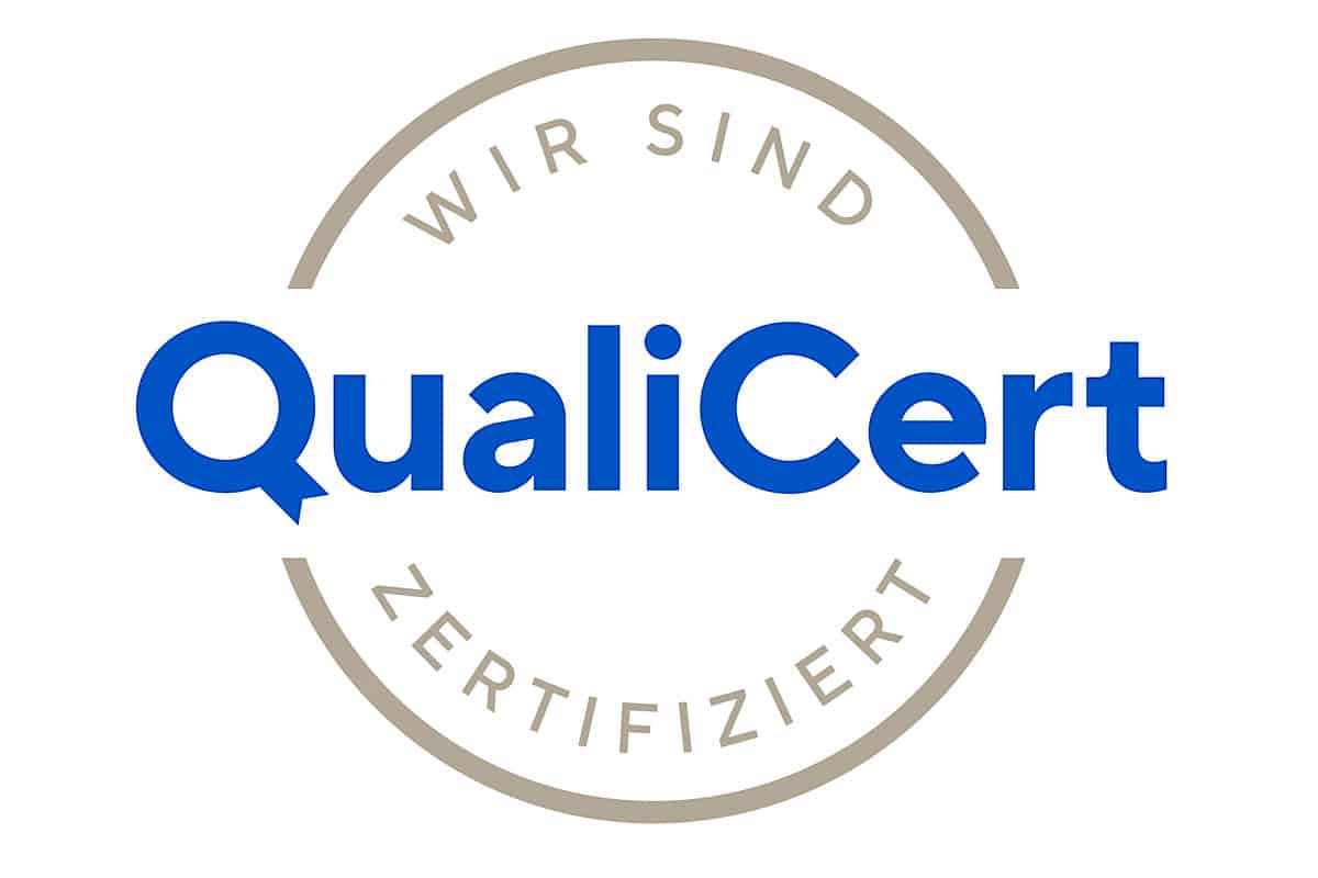 Siegel mit Aufschrift "wir sind QualiCert zertifiziert"