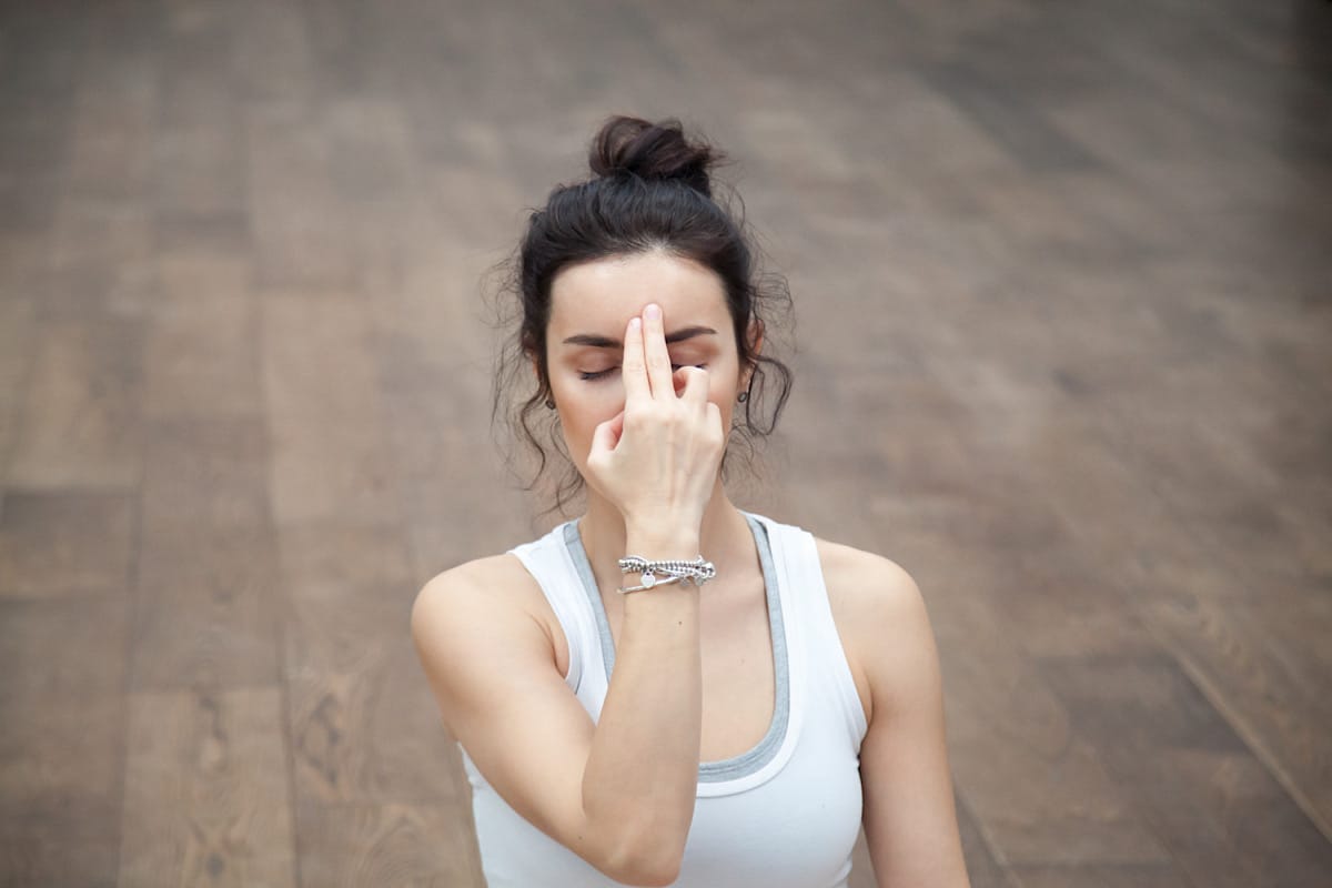 Wechselatmung im Yoga: So übst du „Nadi Shodana“