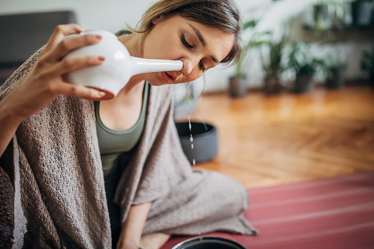 Eine Frau nutzt eine Neti-Kanne.