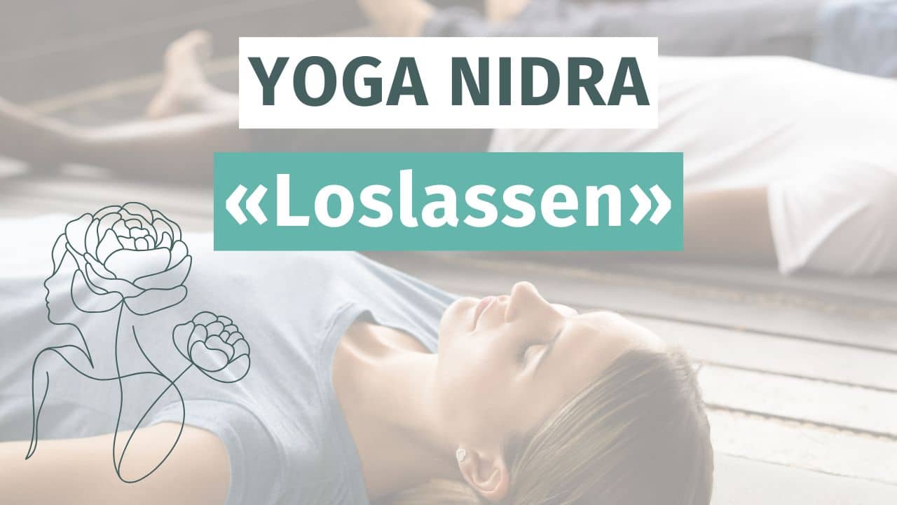Eine Frau mit entspanntem Gesicht und geschlossenen Augen liegt auf einer Matte. Darüber Aufschrift: Yoga Nidra « Loslassen »