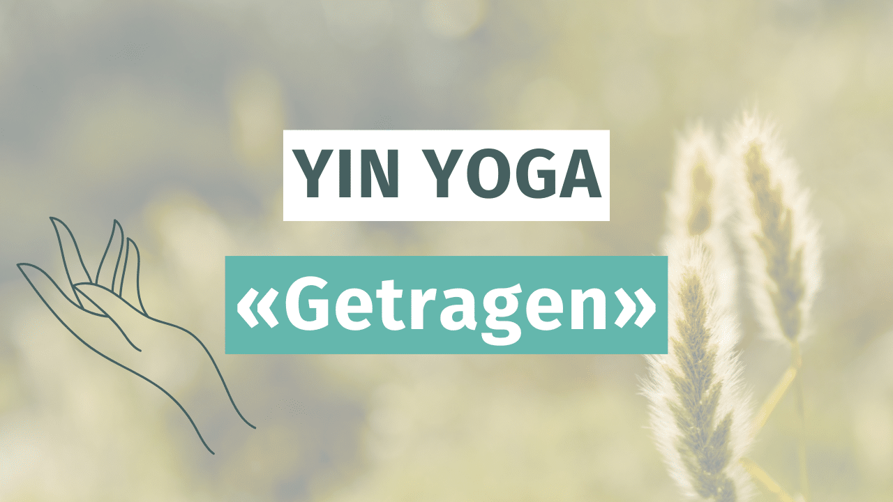 Sommerfeld, darüber Schriftzug "Yin Yoga, Getragen"